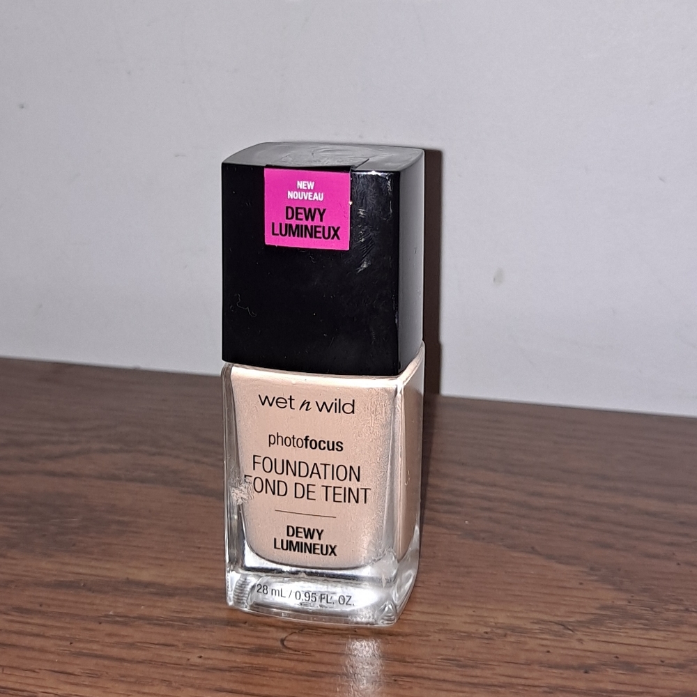 Wet n Wild dewy foundation in soft beige